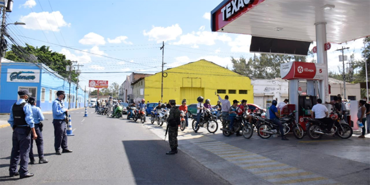Conductores abarrotan gasolineras de Tegucigalpa