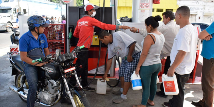 Conductores abarrotan gasolineras de Tegucigalpa