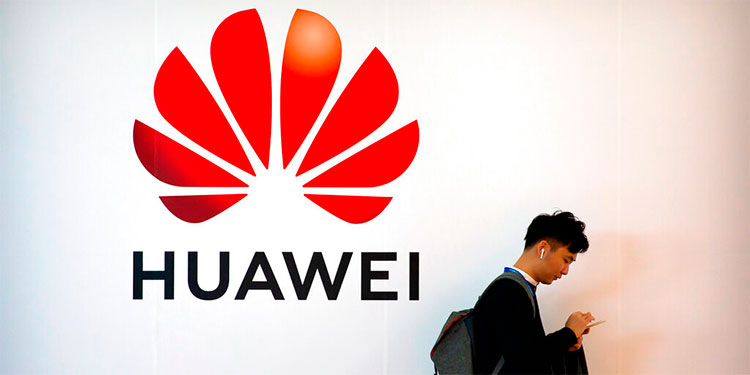 Trump promulga ley para sustituir equipos de Huawei