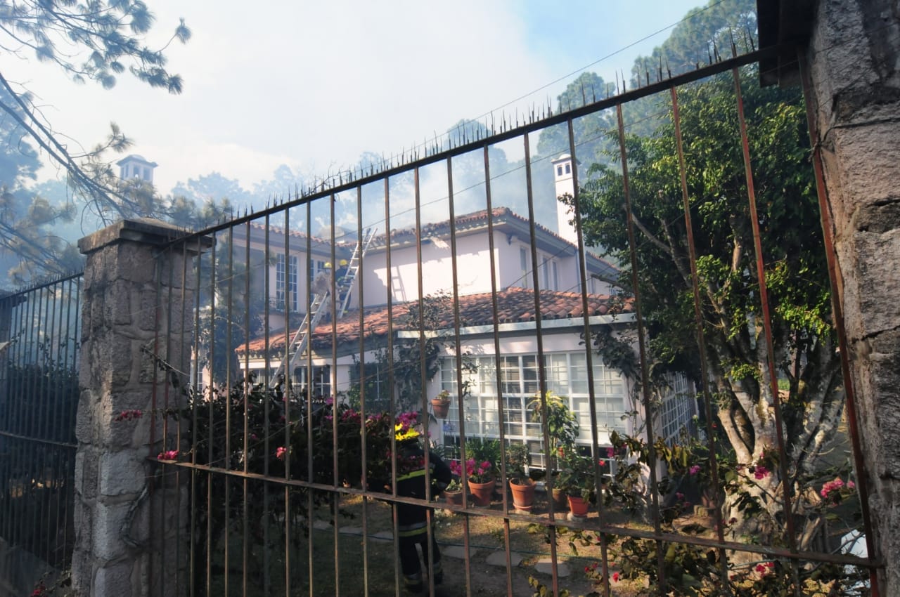 Cinco residencias de diplomáticos en riesgo por incendio forestal en El Hatillo (Video/Galería)