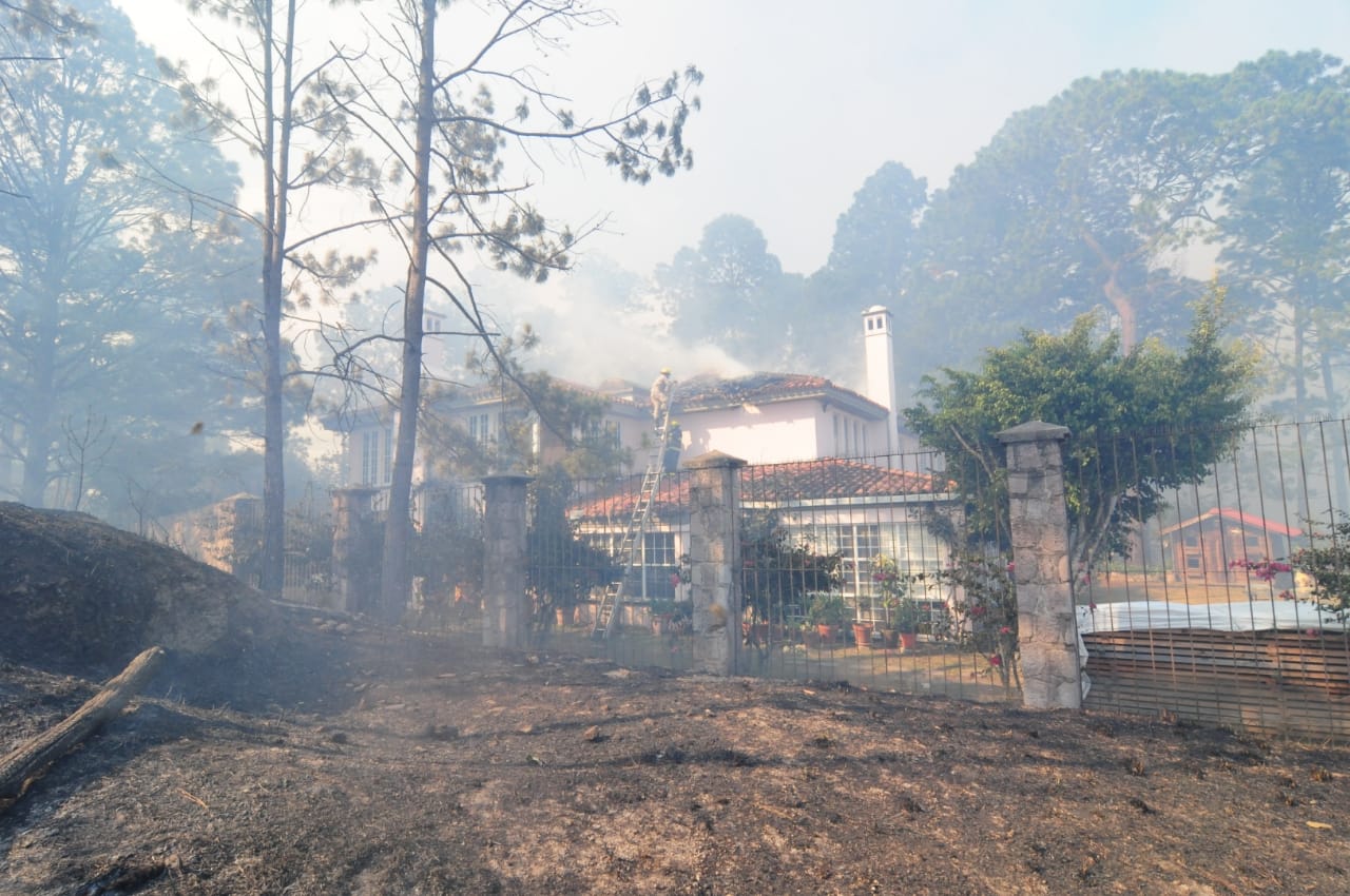 Cinco residencias de diplomáticos en riesgo por incendio forestal en El Hatillo (Video/Galería)