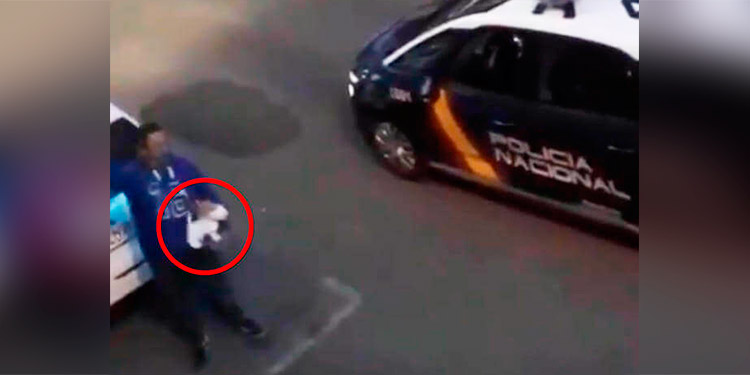 Hombre saca a pasear un perro de peluche para eludir el confinamiento en España (Video)