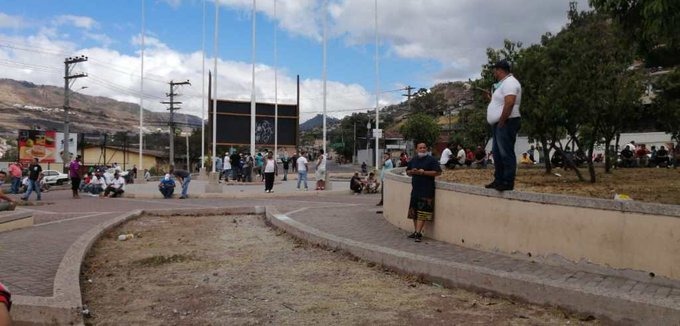 Transportistas protestan exigiendo comida y un bono