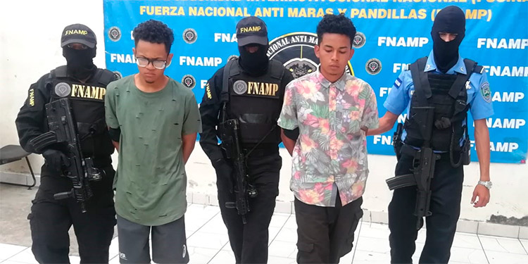 Por entregar notas extorsivas capturan a dos “mareros”
