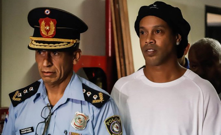 Un tribunal paraguayo ratifica que Ronaldinho debe seguir preso
