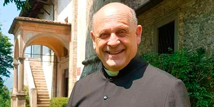 Muere sacerdote con coronavirus que renunció a respirador para salvar vida de joven
