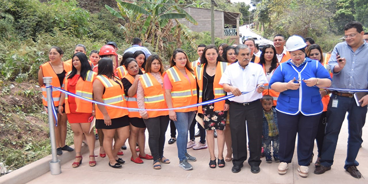 Capacitan a 24 mujeres en pavimentación de carreteras