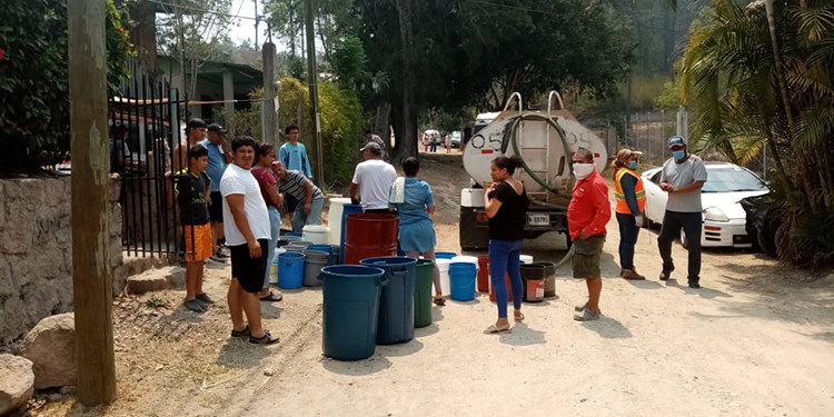 Dispensa de agua con 'pipas' gratis no se detiene en la capital de Honduras
