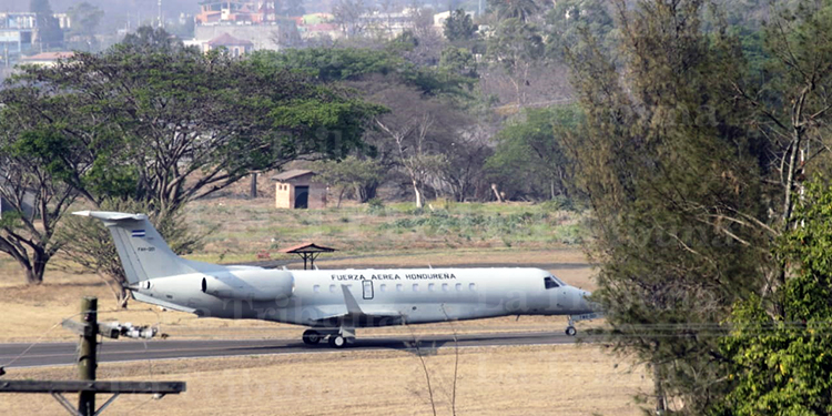 Aterriza en Tegucigalpa vuelo con restos del expresidente Rafael Callejas (Vídeo)
