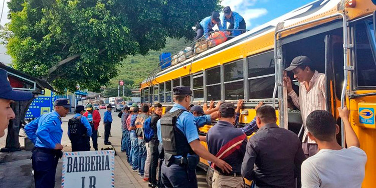 En un solo día detienen a 101 infractores del toque de queda