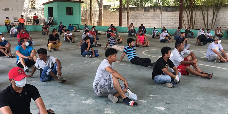 Detienen a varios hondureños por no acatar 'toque de queda'