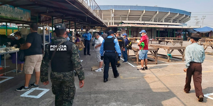 Policía Nacional y militares resguardan la Feria del Agricultor