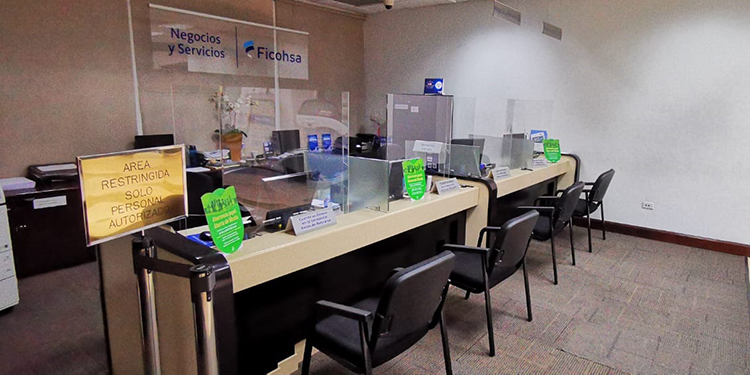 FICOHSA instala acrílicos para ofrecer mayor bioseguridad a sus clientes