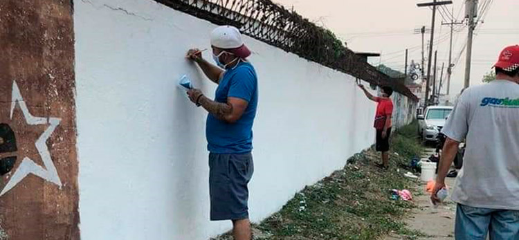 Artistas pintan ángeles por personal médico fallecido