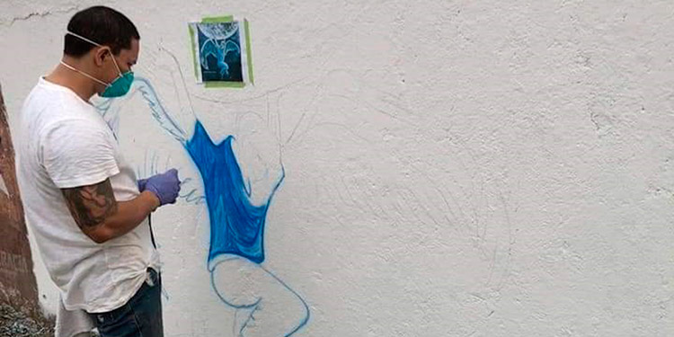 Artistas pintan ángeles por personal médico fallecido