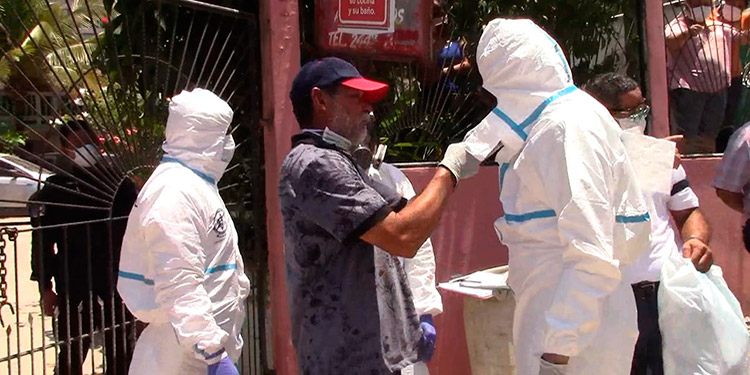 Casi 24 horas después forenses levantan cadáver de doctora en Tela (Vídeo)