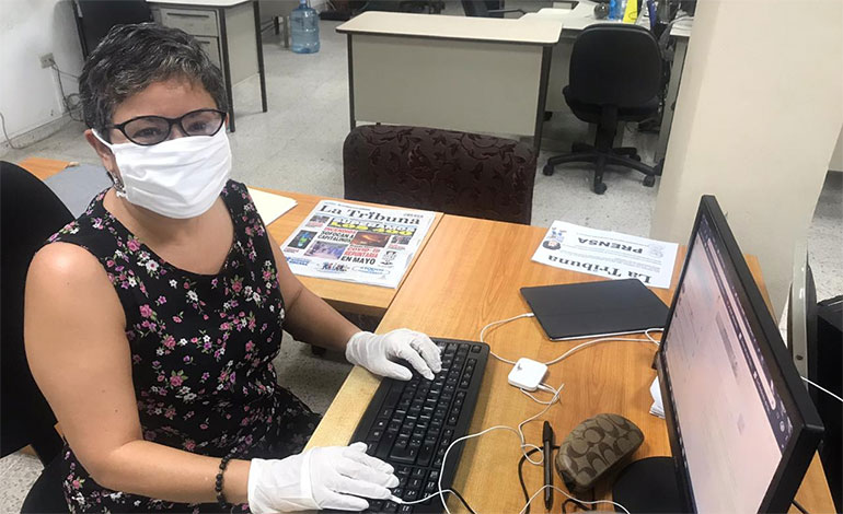Llegan a LA TRIBUNA las mascarillas del gobierno hechas por la Industria Militar (Fotosy video)
