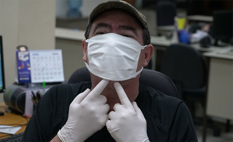 Llegan a LA TRIBUNA las mascarillas del gobierno hechas por la Industria Militar (Fotosy video)