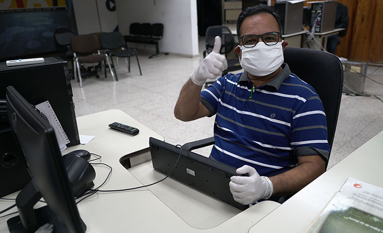 Llegan a LA TRIBUNA las mascarillas del gobierno hechas por la Industria Militar (Fotosy video)