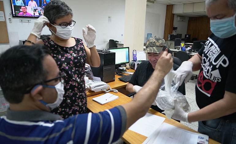 Llegan a LA TRIBUNA las mascarillas del gobierno hechas por la Industria Militar (Fotosy video)