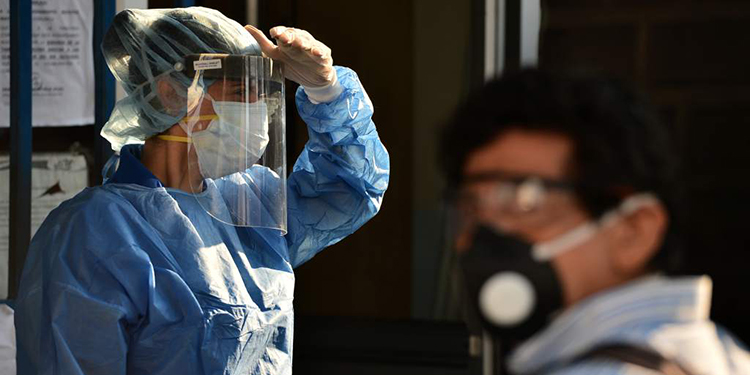 Médico descarta que mascarillas provoquen deficiencias de oxígeno (Vídeo)