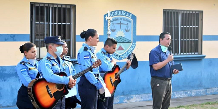 Una semana santa llena de fe y reflexión promueven policías de Honduras (Vídeo)