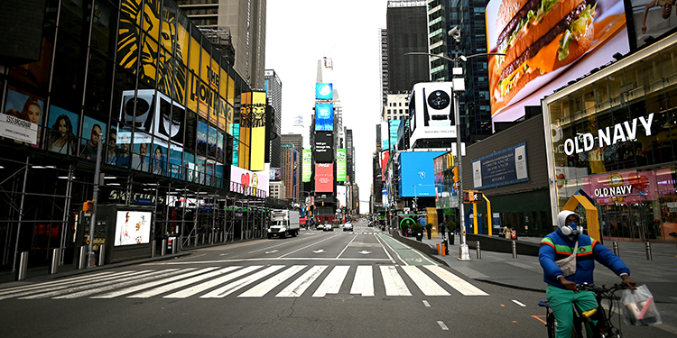 Nueva York reimpone restricciones a los restaurantes y limita las reuniones