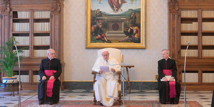 El papa critica a quien hace negocio con los necesitados durante la pandemia