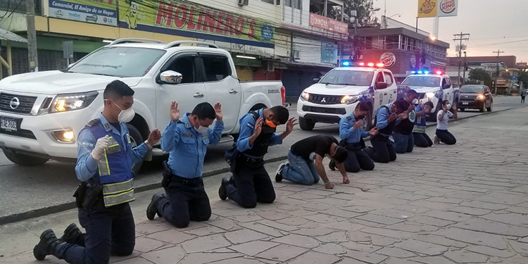 Policías renuevan su fe ante la emergencia por COVID-19 en Honduras (Vídeo)