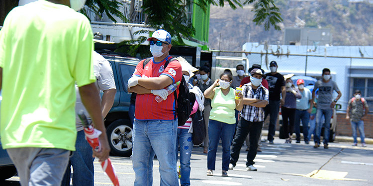 En masa salen a comprar combustible y alimentos