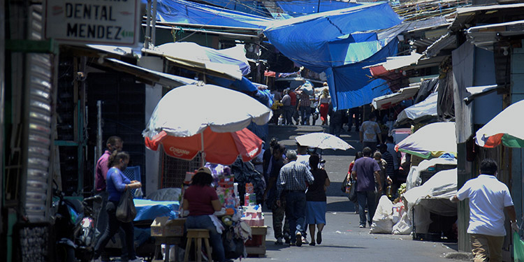 En masa salen a comprar combustible y alimentos