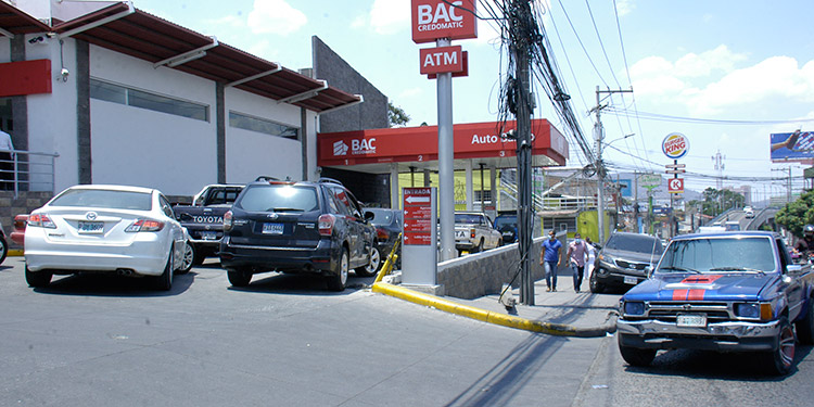 En masa salen a comprar combustible y alimentos