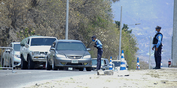 En masa salen a comprar combustible y alimentos