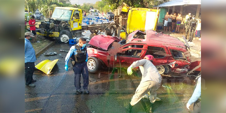 Aparatoso accidente deja dos personas muertas en San Pedro Sula