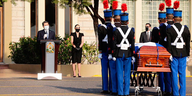 Cuerpo de expresidente Callejas fue recibido en ceremonia sencilla (Galería)