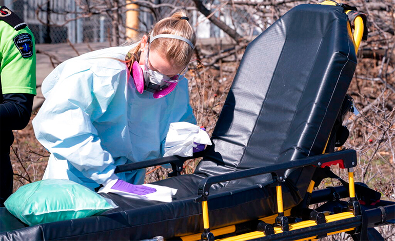Más de 2.100 muertos en EEUU en 24 horas, un récord, según Johns Hopkins