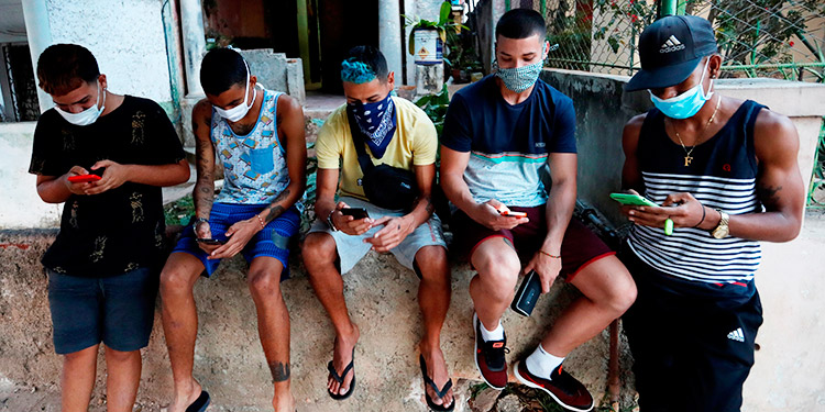 OMS alerta sobre propagación del coronavirus en menores de 50 años