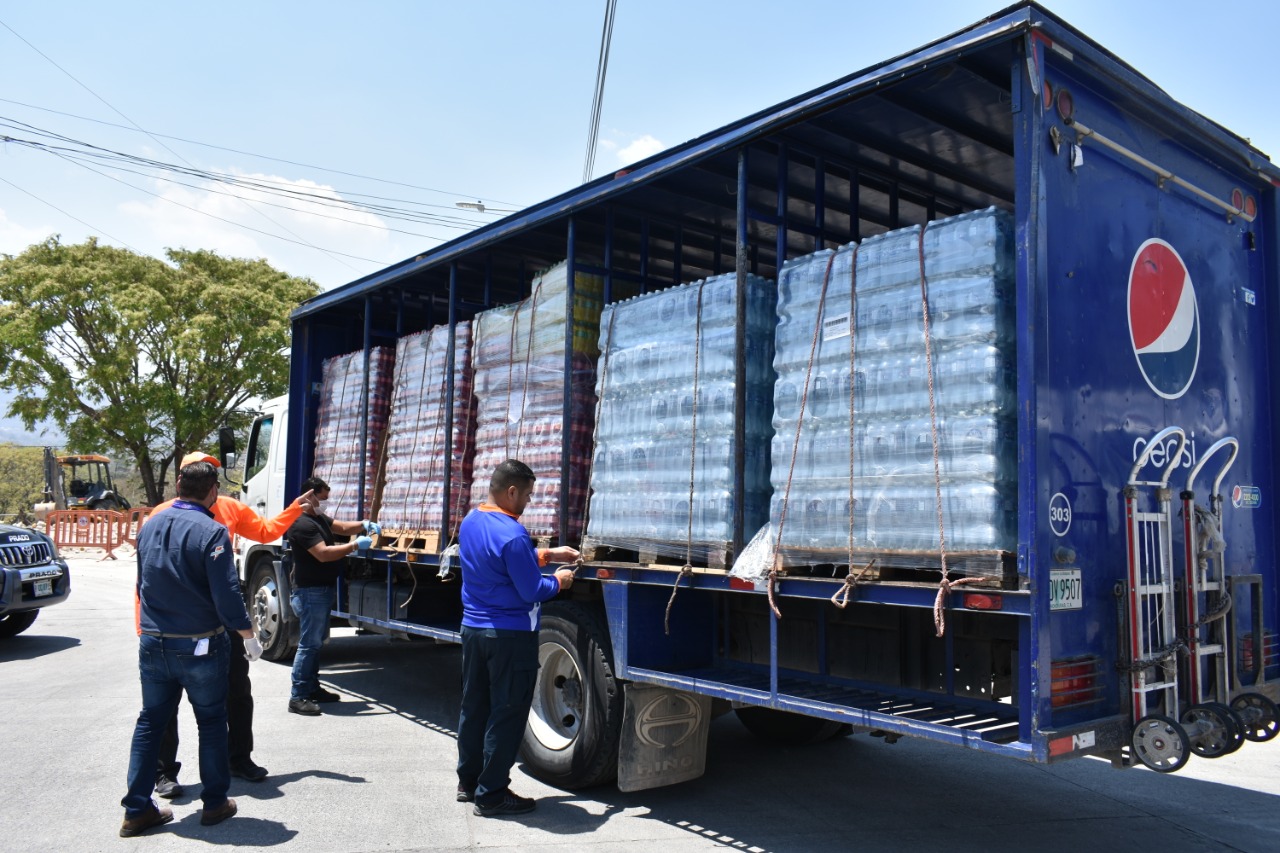 CBC dona bebidas hidratantes a COPECO para brindar asistencia humanitaria