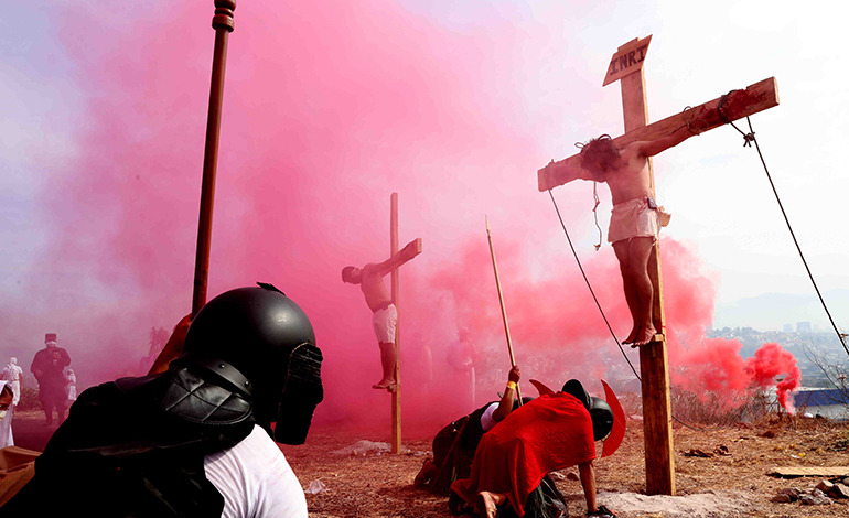 Guardia de Honor Presidencial recrea espectacular Viacrucis y ruega protección ante pandemia (Galería)