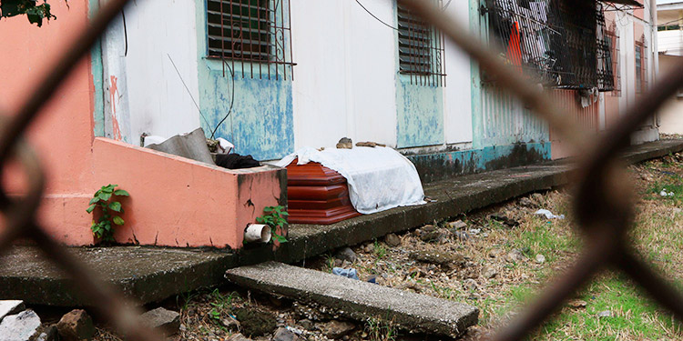 Ecuador: El dolor en Guayaquil se duplica por la imposibilidad de enterrar a los muertos