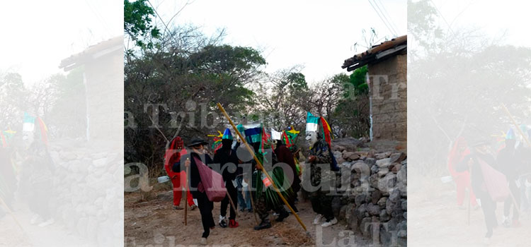 Con máscaras y trajes rasgados “Judíos” desobedecen la cuarentena por COVID-19 en El Paraíso (Video)