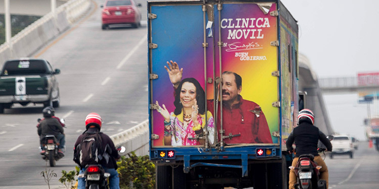 Nicaragua: Despliegan clínicas móviles con la imagen de Ortega, que sigue sin dar la cara