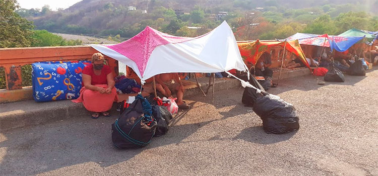 Nicaragüenses varados en El Amatillo tienen 11 días viviendo bajo el sol