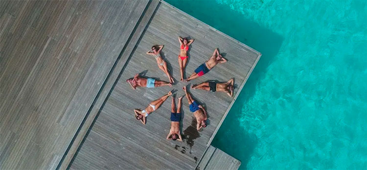 Se va de vacaciones con sus amigos en plena pandemia y su padre lo recibe con una sorpresa