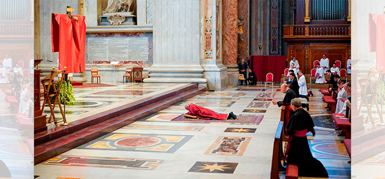 El papa Francisco se postra en el suelo de la Basílica de San Pedro