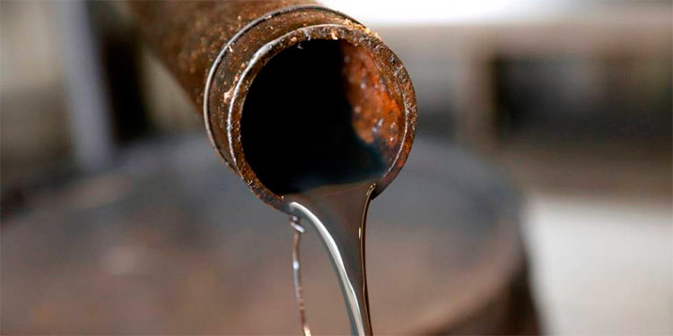 Petróleo baja un 0.8% por aumento de inventarios