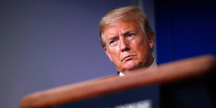 Hospitalizan a Trump en un centro médico militar