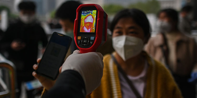 Coronavirus podría viajar hasta 4 metros, según estudio en Wuhan