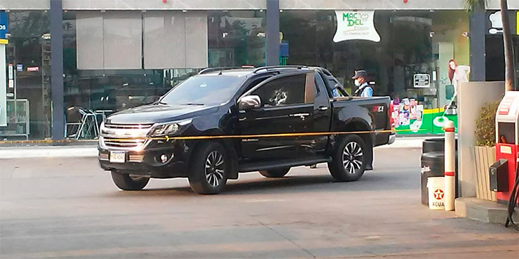Pistoleros acribillan a conductor de pick up frente a gasolinera