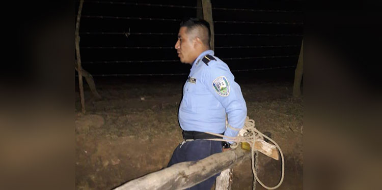En retén de pobladores amarran a dos policías